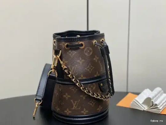 Canoe New Bag-14*20.5*14CM VUITTON LOUIS 0611